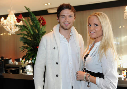 Marcus Berg och frun Josefine äter julbord med laget på