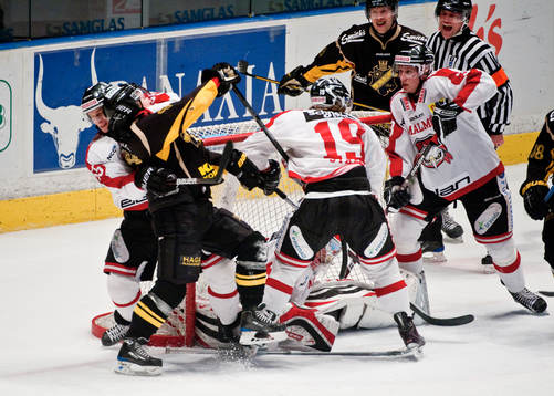 Oscar Ahlström, AIK brottas ned av Teemu Kesä, Malmö