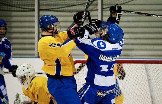 Kim Lilja, Sverige, trycker till en finsk spelare