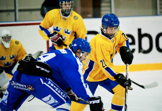 Elias Lindholm, Sverige, kämpar om pucken