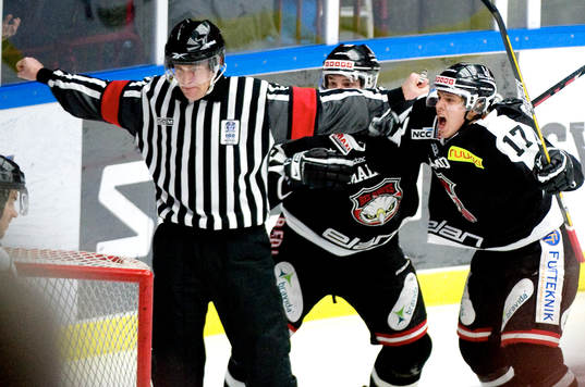 Domaren dömer bort Malmös mål och dömer straff. Lucas