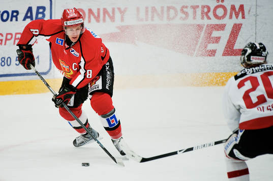 Joachim Gellerstedt, Almtuna, har kontroll på pucken