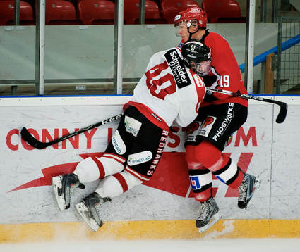 Viktor Holmkvist, Malmö, tacklar Jonathan Sjölund, Almtuna