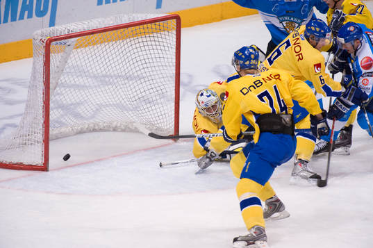 Stefan Liv, Målvakt Sverige ser 2-3 pucken glida in bakom