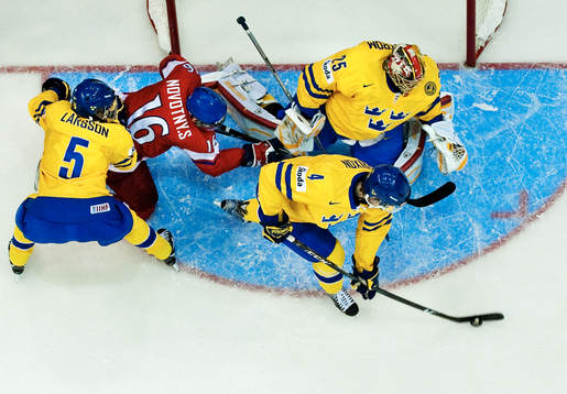 Adam Larsson och Tim Erixon ser till att Stepan Novotny,