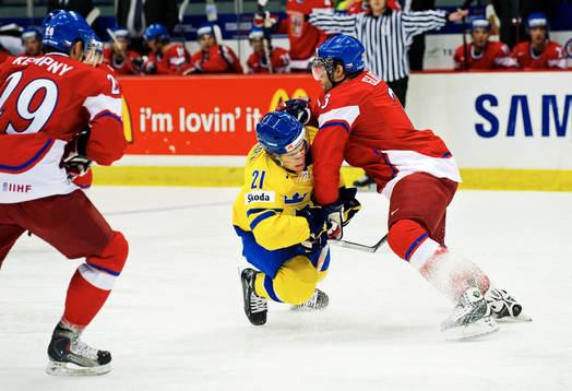 Magnus Svensson Pääjärvi, Sverige, blir tacklad av Radko
