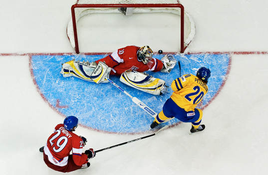 André Petersson, Sverige, gör 0-1 bakom Jakub Sedlacek,