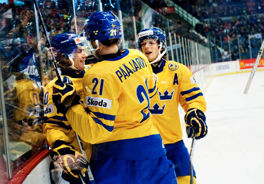 André Petersson gratuleras av Magnus Pääjärvi Svensson