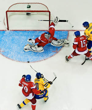 Jacob Josefson, Sverige, skjuter mot mål