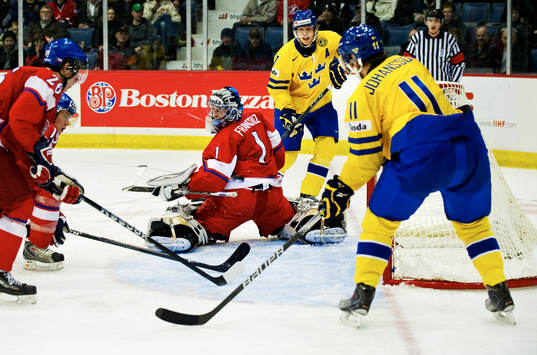 David Rundblad, Sverige, passar pucken förbi Pavel