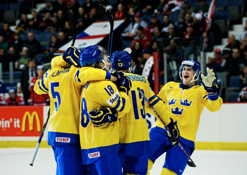Anton Rödin, Sverige, gratuleras till sitt 0-2-mål