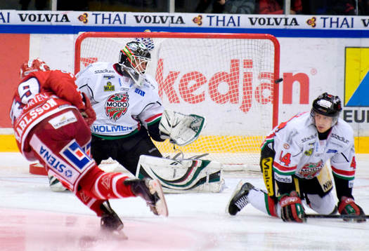 Gabriel Karlsson,  Timrå, skjuter i stolpen