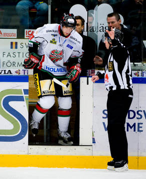 Josh Green, Modo får matchstraff