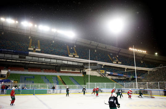 Inför Frölunda - Färjestad på Ullevi. Utematch, arena,