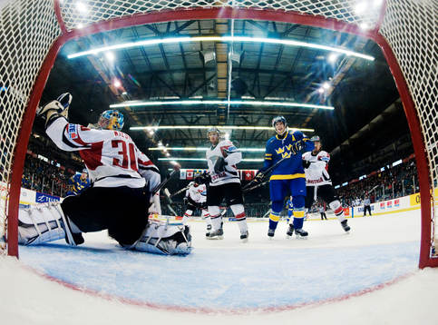 David Rundblad, Sverige, ser pucken gå in bakom Marco