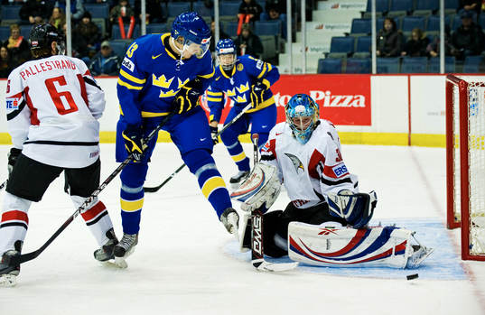 Jakob Silfverberg, Sverige, är nära att göra mål på