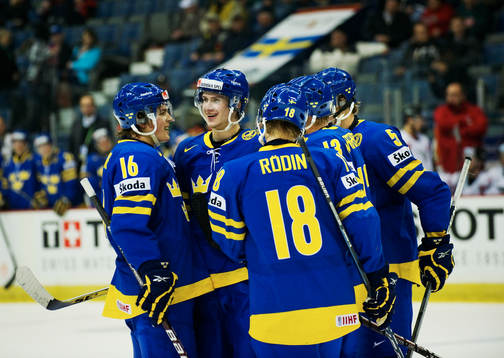 Oliver Ekman Larsson, Sverige, gratuleras till sitt 3-7-mål