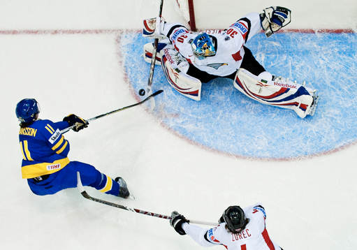 Marcus Johansson, Sverige, skjuter mot Marco Wieser,