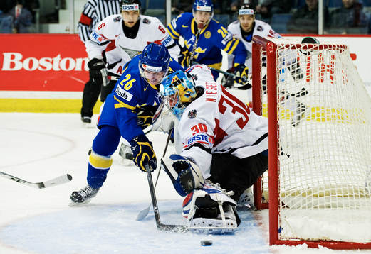 Daniel Brodin, Sverige, är nära att trycka in pucken