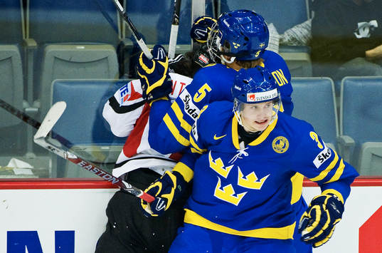 Adam Larsson och Oliver Ekman Larsson, Sverige, tacklar