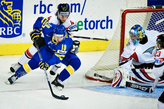 Marco Zorec, Österrike, hänger i ryggen på Anton Rödin,