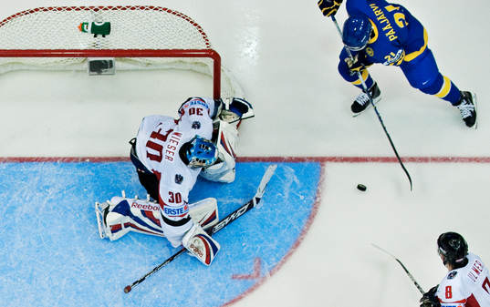 Magnus Pääjärvi Svensson, Sverige, går med pucken in