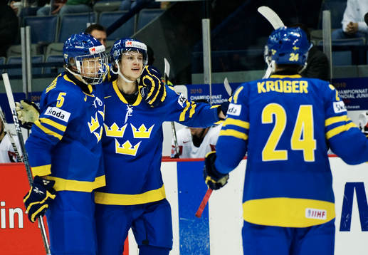 Adam Larsson gratulerar Oliver Ekman Larsson, Sverige, till