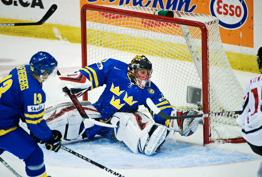 Anders Nilsson, målvakt, Sverige, släpper in 3-3-pucken