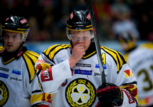Mads Hansen, Brynäs krossar okbenet, skada, blod