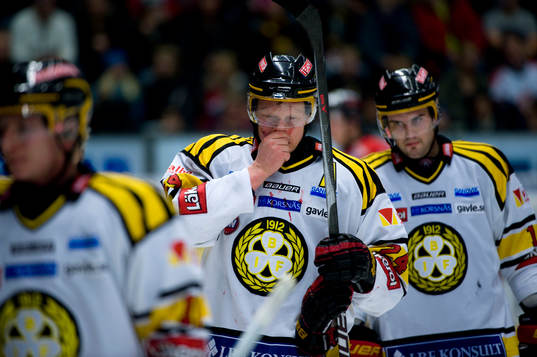 Mads Hansen, Brynäs krossar okbenet, skada, blod