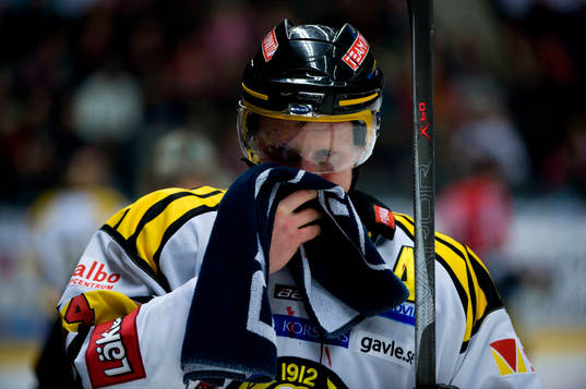 Mads Hansen, Brynäs krossar okbenet, skada