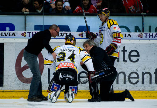 Mads Hansen, Brynäs krossar okbenet, skada