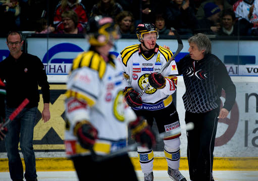 Mads Hansen, Brynäs krossar okbenet, skada, blod