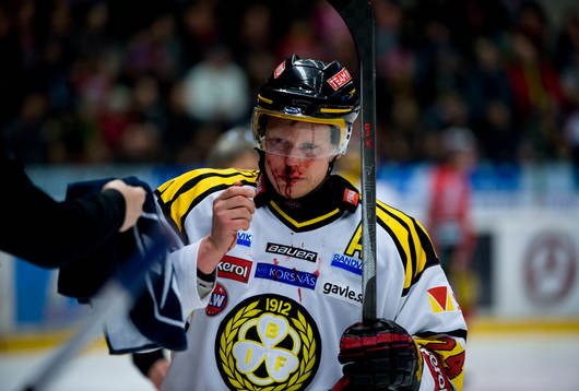 Mads Hansen, Brynäs krossar okbenet, skada, blod