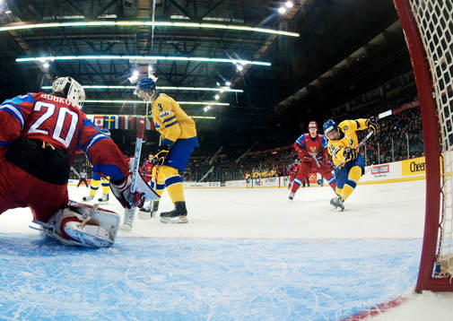 André Petersson, Sverige, skjuter in 1-0 pucken och bryter