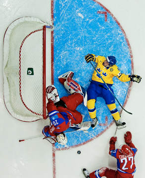 Mattias Tedenby, Sverige, faller i en närkamp med Maxim