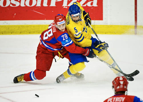 Nikita Filatov, Ryssland, stoppas av Adam Larsson, Sverige