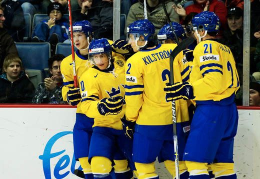 André Petersson, Sverige, gratuleras till 1-0