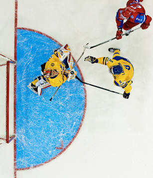 Jacob Markström, målvakt, och Adam Larsson, Sverige, ser