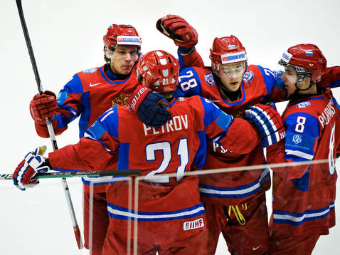 Kirill Petrov, Ryssland, gratuleras till sitt 2-1-mål