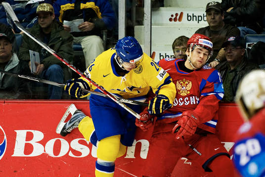 Daniel Brodin, Sverige, tacklar en rysk spelare