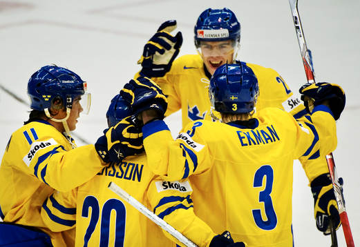 André Petersson gratuleras av Marcus Johansson, Magnus