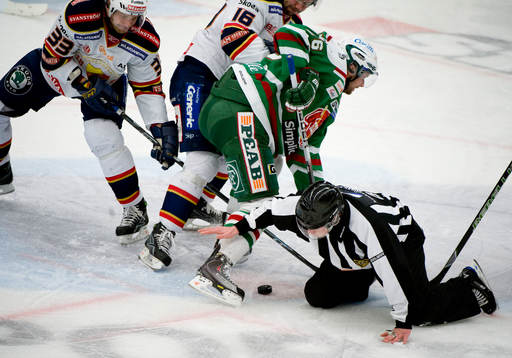 En av linjemännen ramlar in bland Jakob Johansson, Rögle