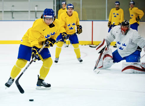 André Petersson skjuter mot Anders Nilsson, målvakt