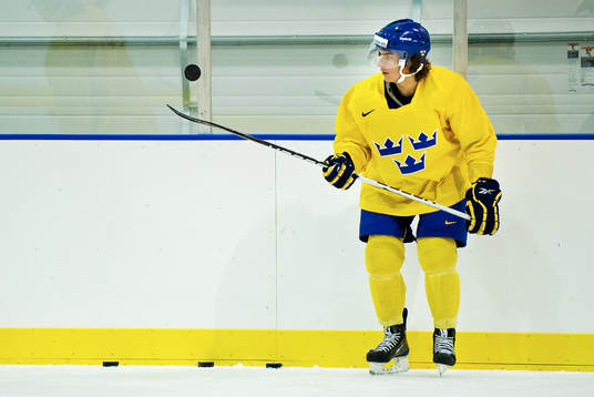André Petersson jonglerar med pucken