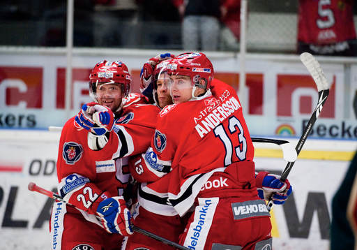Robert Carlsson, Södertälje, kramas om