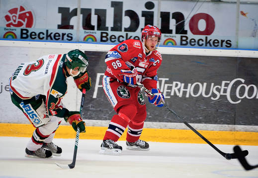 Linus Klasen, Södertälje, jagas av Philip Larsen,