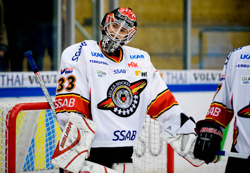 Mattias Modig, Målvakt Luleå ser åt domare Thomas