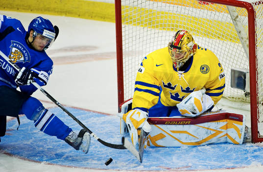 Teemu Hartikainen, Finland, skjuter mot Jacob Markström,