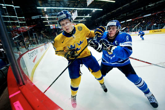 Carl Klingberg, Sverige, blir tacklad av Jyri Niemi, Finland